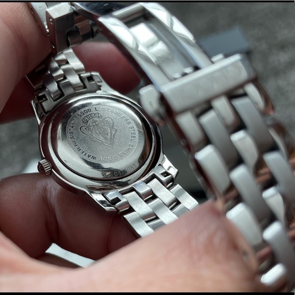 Gucci watch women’s. - Picture 2 of 11